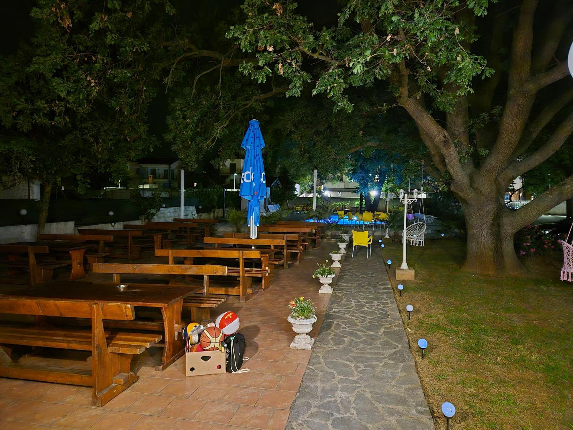 Biergarten メドゥリン エクステリア 写真