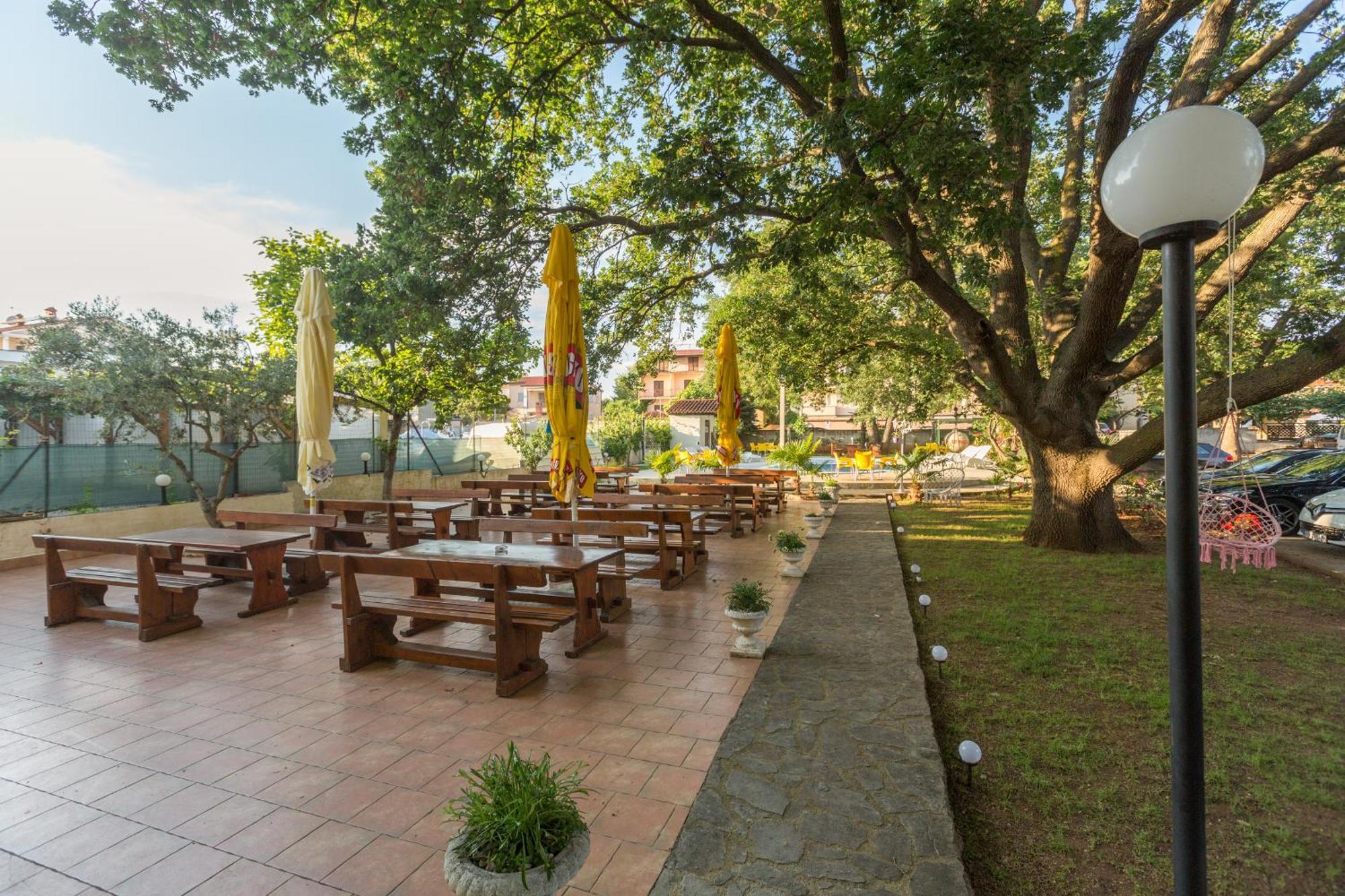 Biergarten メドゥリン エクステリア 写真