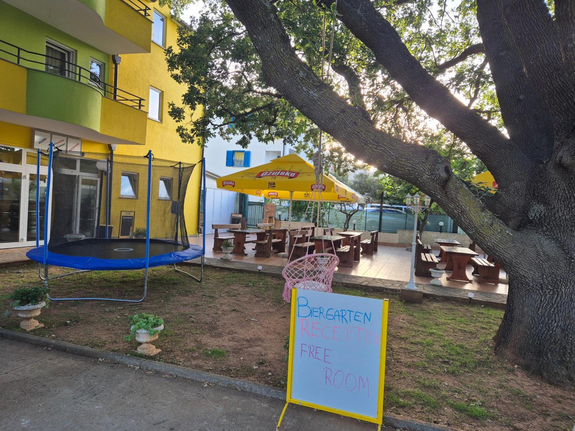 Biergarten メドゥリン エクステリア 写真