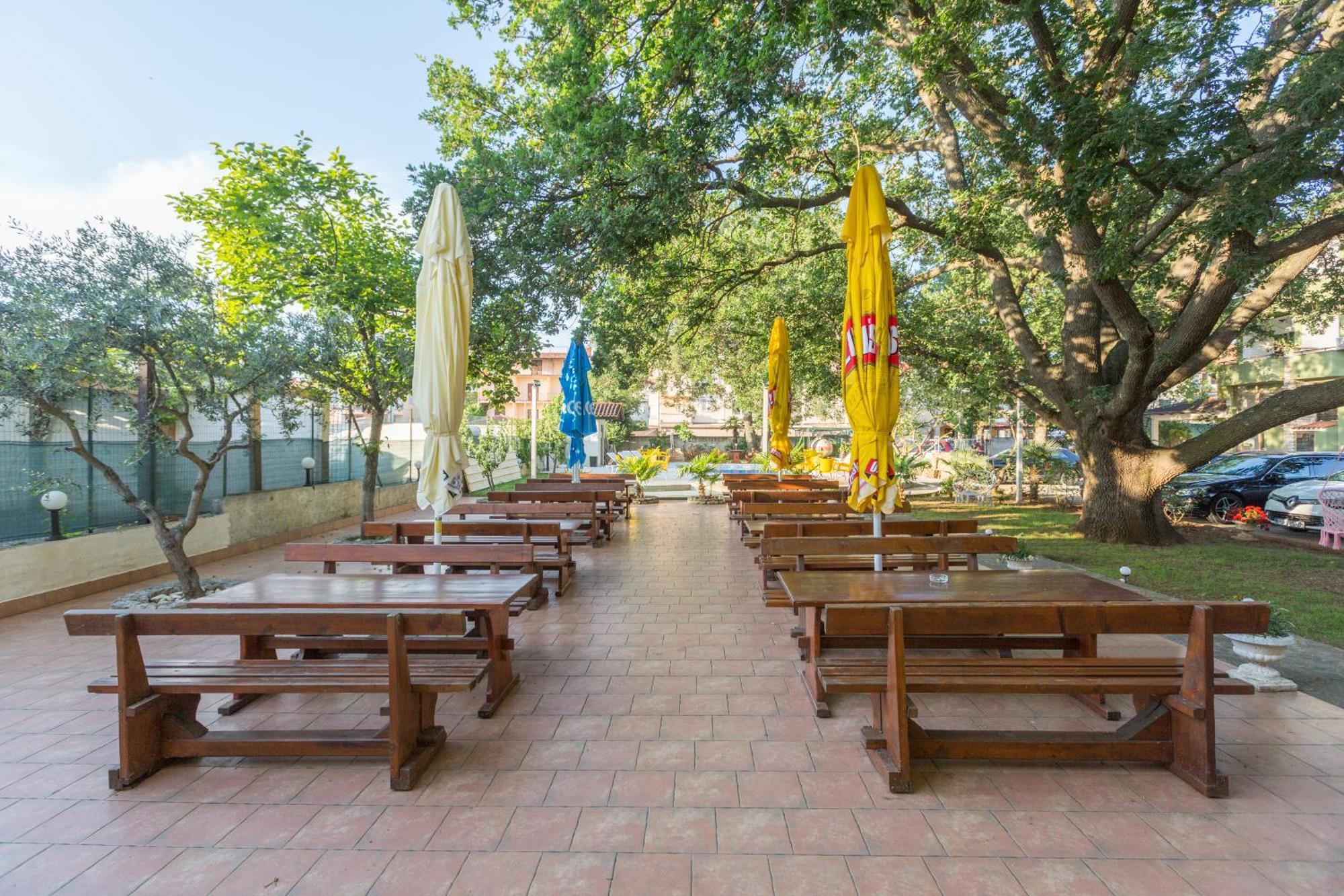 Biergarten メドゥリン エクステリア 写真
